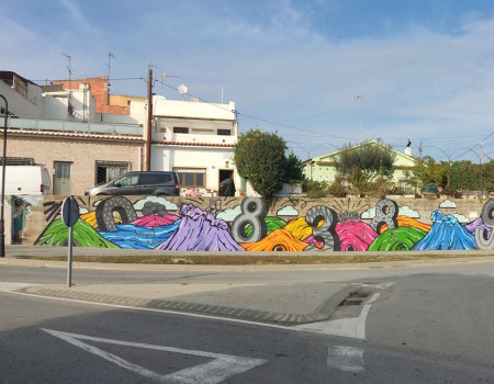 Mural a l'entrada de Sant Lluís